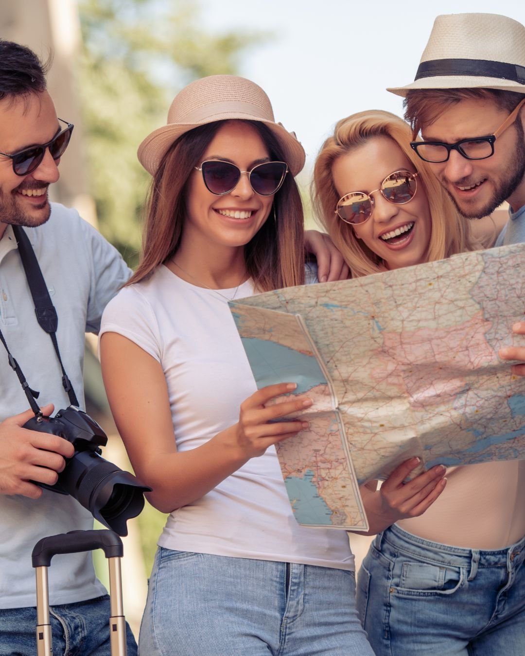 Pessoas planejando viagem com mapa