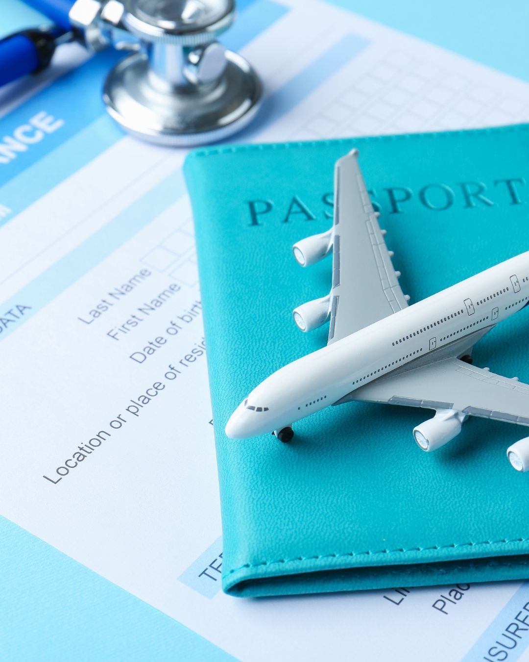 Passaporte, passagem e avião