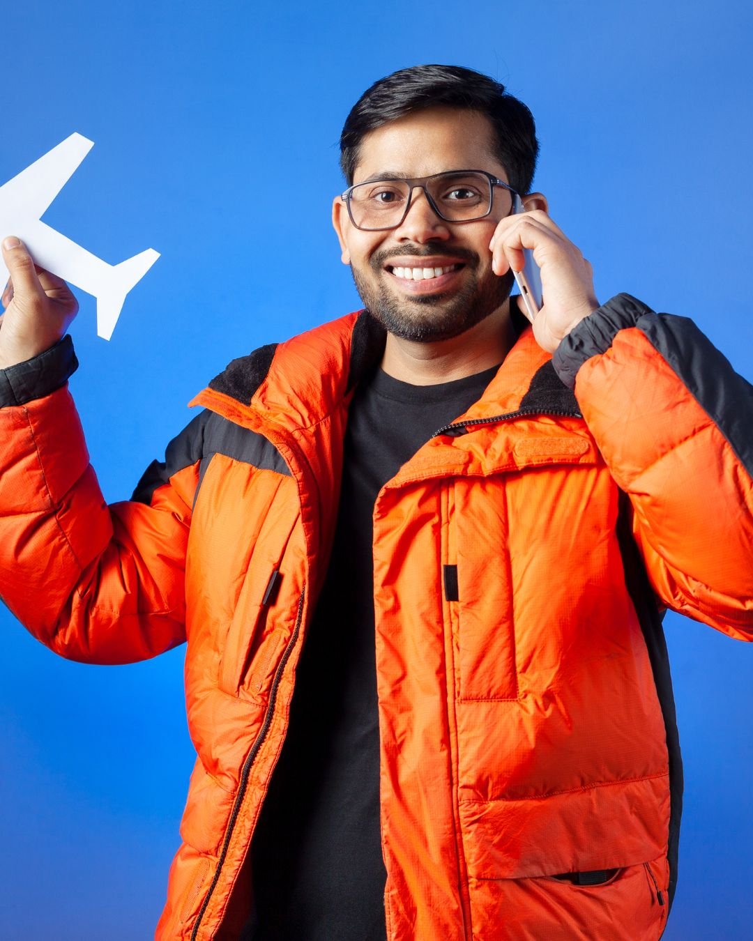Homem falando ao telefone sobre viagem