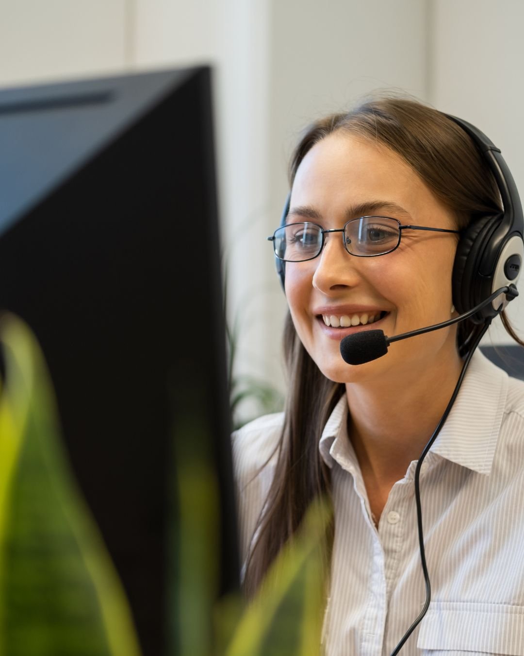 Profissional de atendimento usando headset