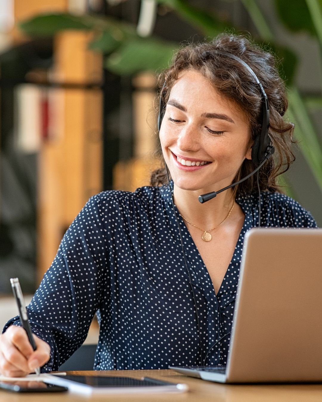 Profissional de atendimento trabalhando no computador